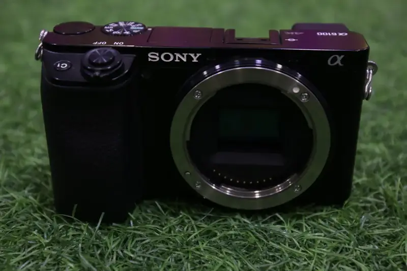 Sony A6100 with 16-50mm Lens